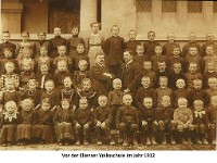 b128 - Vor der Volksschule Ellensen im Jahr 1912